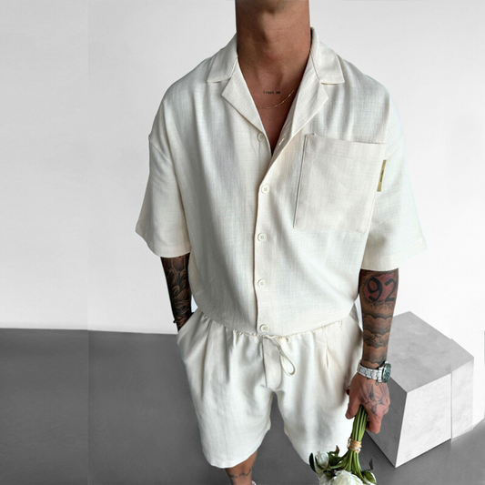 リネン風オープンカラーセットアップを着た男性(アイボリー)室内で上半身を写した正面カット