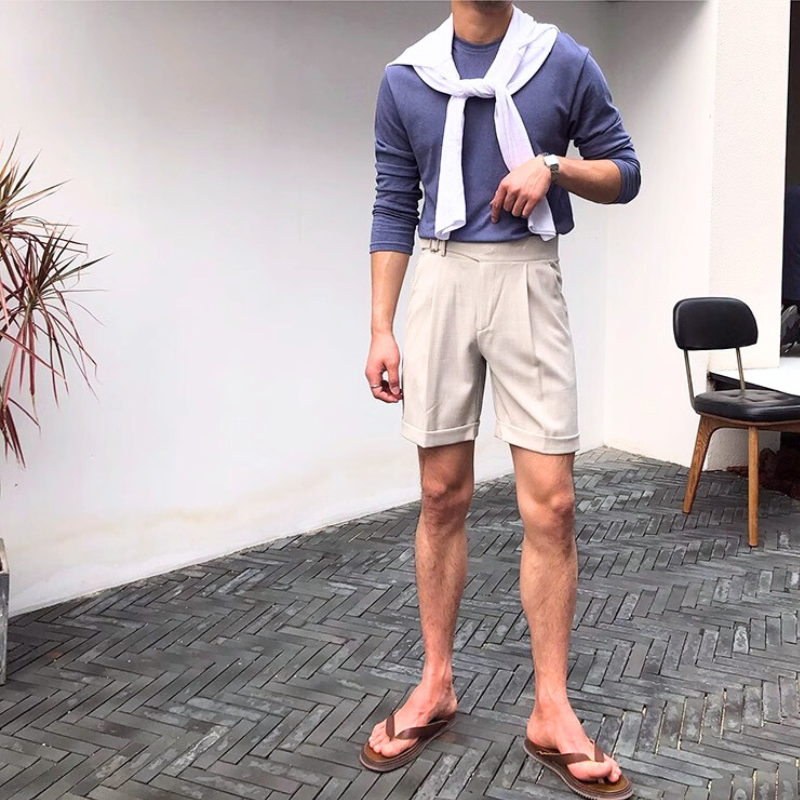 アイボリーのリネンライクショートパンツを着用した大人メンズの全身コーデ