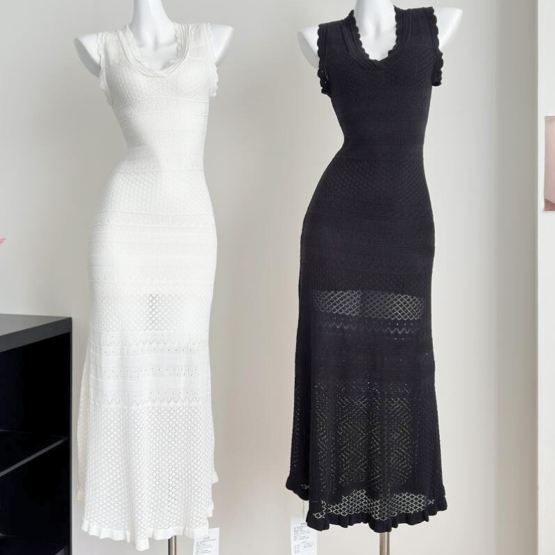 正面から見たマネキン着用のホワイトとブラックのレースドレス