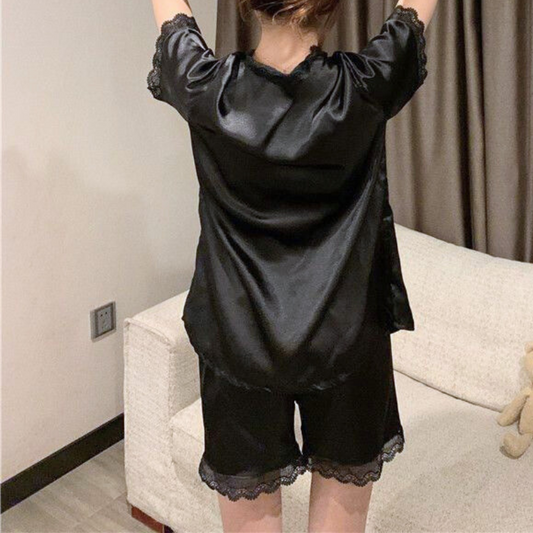 ブラックの半袖トップスを後ろから撮影。同色レース縁取りが程よい色気をプラス