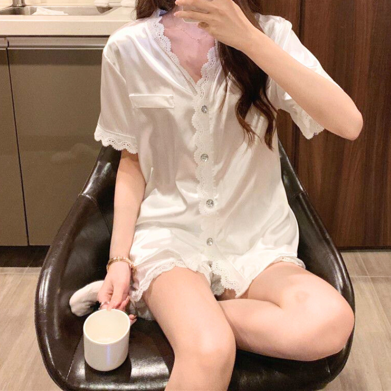 椅子に座り、ホワイトのショートパンツを着用。光沢あるアイスシルク素材が涼しげで夏にぴったり