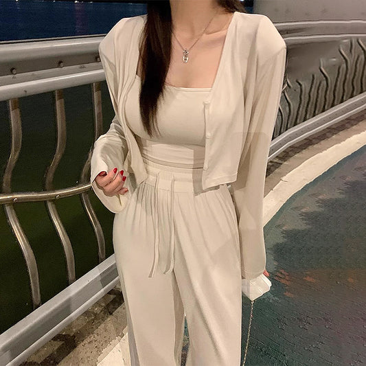 色っぽ3点セット ショートカーデ&カップ付きブラ×ワイドパンツを履いたラフな女性