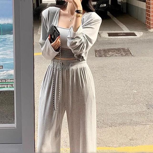 グレーの3点セットを正面から。ショートカーデ&カップ付きブラ×ワイドパンツでスタイルアップ