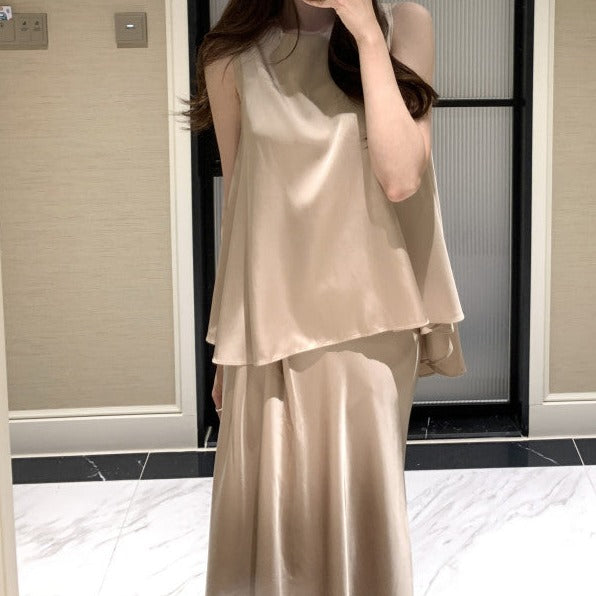ベージュのノースリーブアシメトップス&フレアスカート サテンセットアップを正面から撮影し、上品な光沢が際立つコーデ
