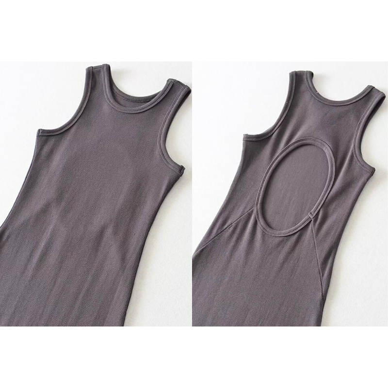 ダークグレーのタンク部分をクローズアップし、肩周りのタンクラインが華奢見えを強調