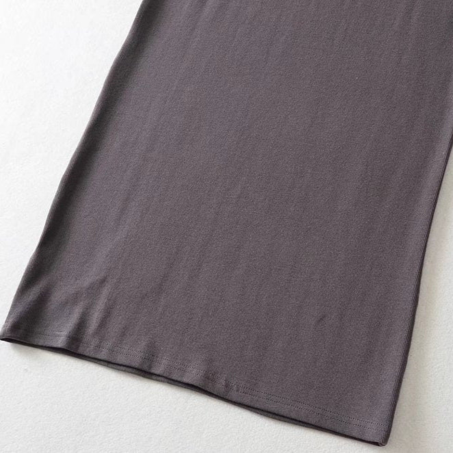 ダークグレーのリブ素材を接写し、伸縮性と程よい厚みがわかるディテールショット