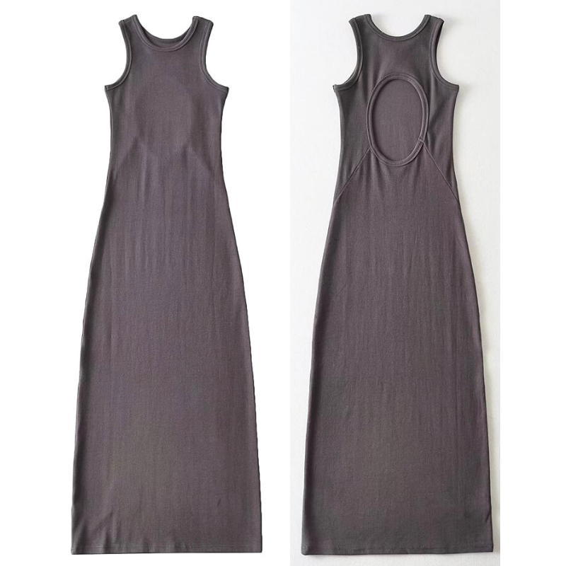 前面と背面から撮影したダークグレーワンピで、背中の大胆なカットアウトが映えるセクシーなデザイン