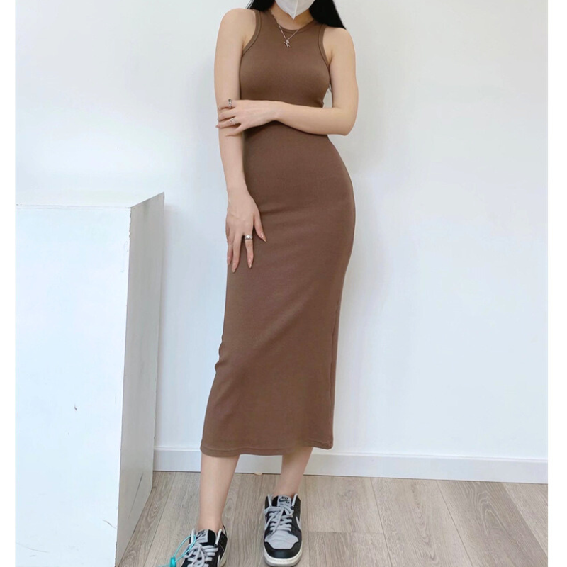 ブラウンのバックカットアウトタンクワンピを正面から撮影し、タイトシルエットが女性らしい印象