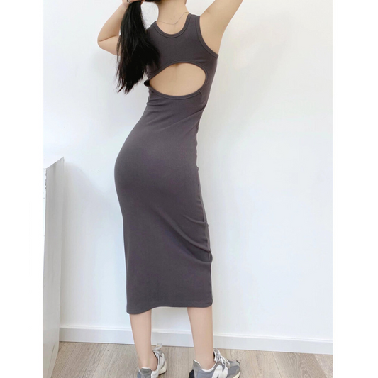背面から撮影したダークグレーワンピで、背中のカットアウトがヘルシーな色気を演出