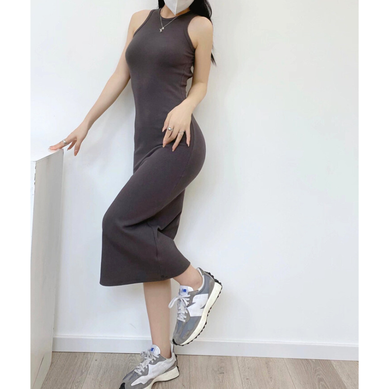ダークグレーのバックカットアウトタンクワンピを正面から撮影し、落ち着いたカラーが大人っぽい印象