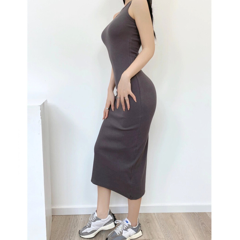 スニーカーを合わせ、ダークグレーワンピをカジュアルに着こなしたコーデ例で、動きやすさとセクシーさを両立