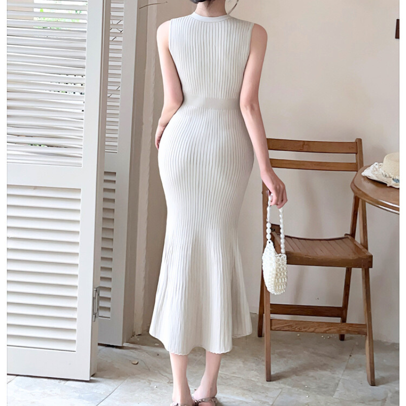 背面から見たマーメイドラインが美しいベージュワンピース