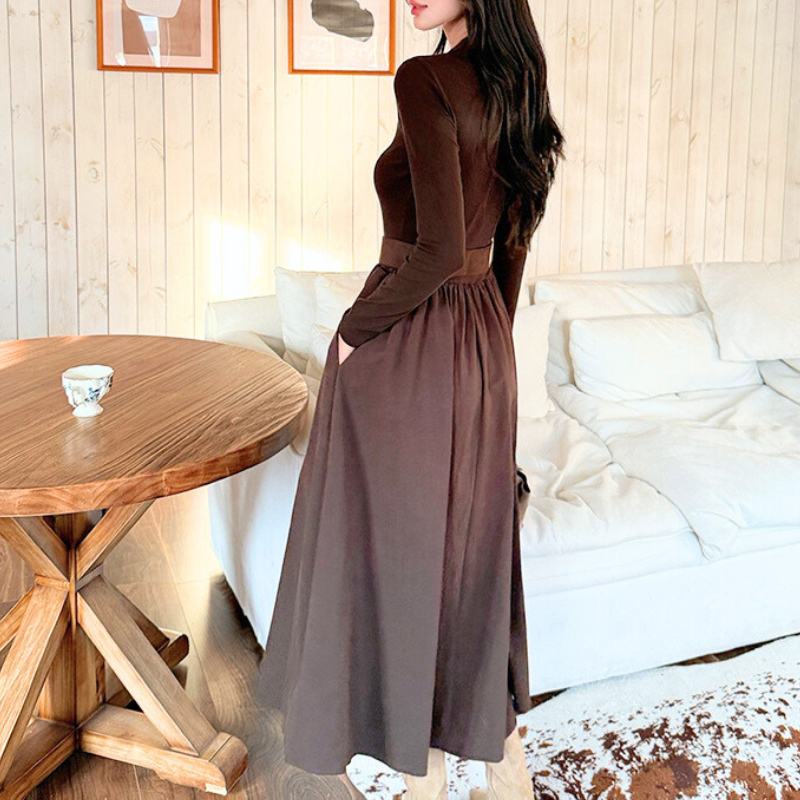 背中から見たブラウンワンピース シルエット美人な大人コーデ