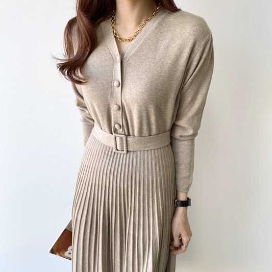 ベルト付きベージュニットワンピース着用シーン|上品で大人可愛い印象のモテ服コーデ