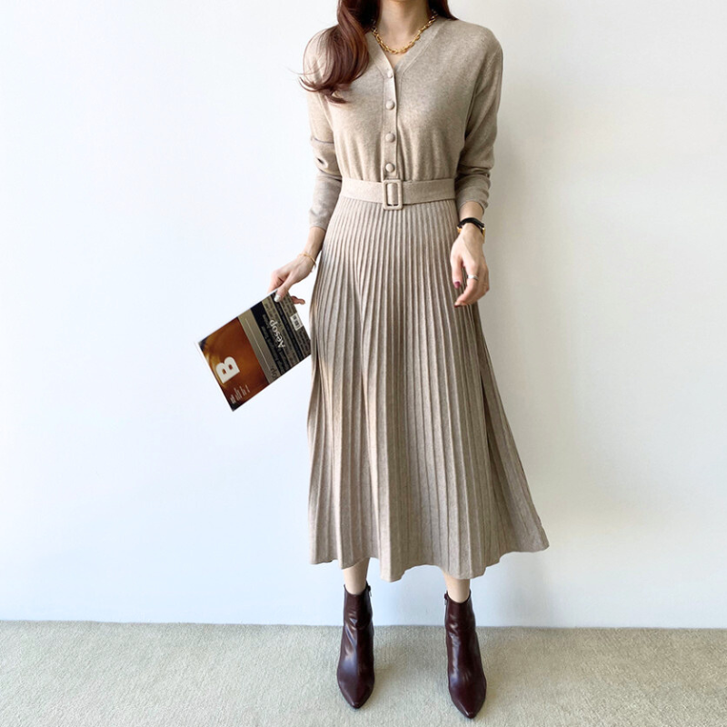 ベージュのウエストベルト付きプリーツワンピース前面ショット|上品な女性らしさが魅力
