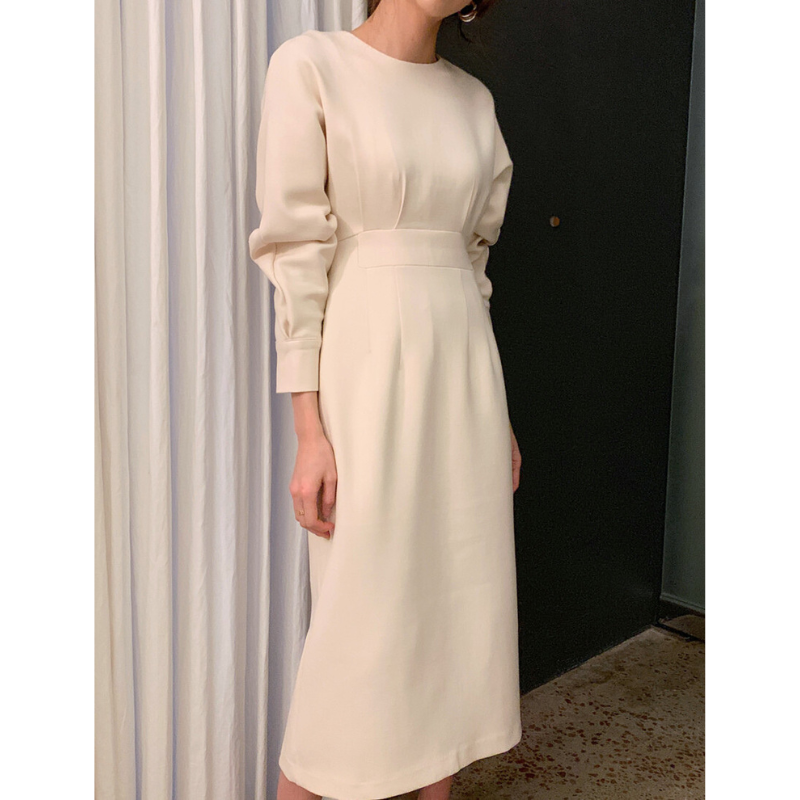 手元のアクセとワンピの相性が良いスタイリング