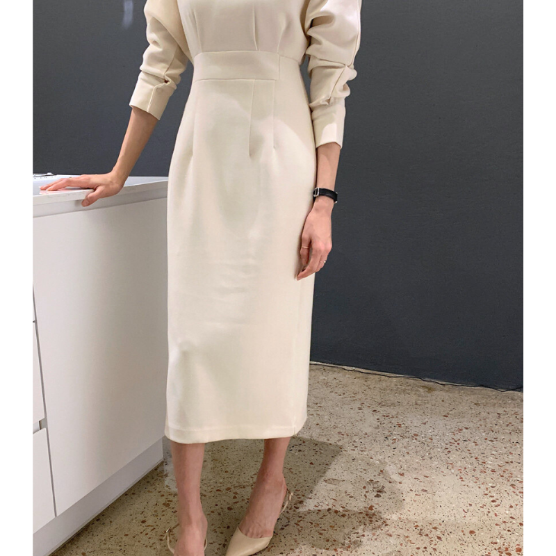 カウンターにもたれている着用シーン