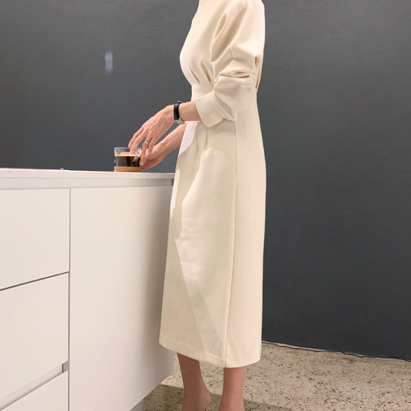 横から見たアイボリーワンピース、ウエストマークが際立つ