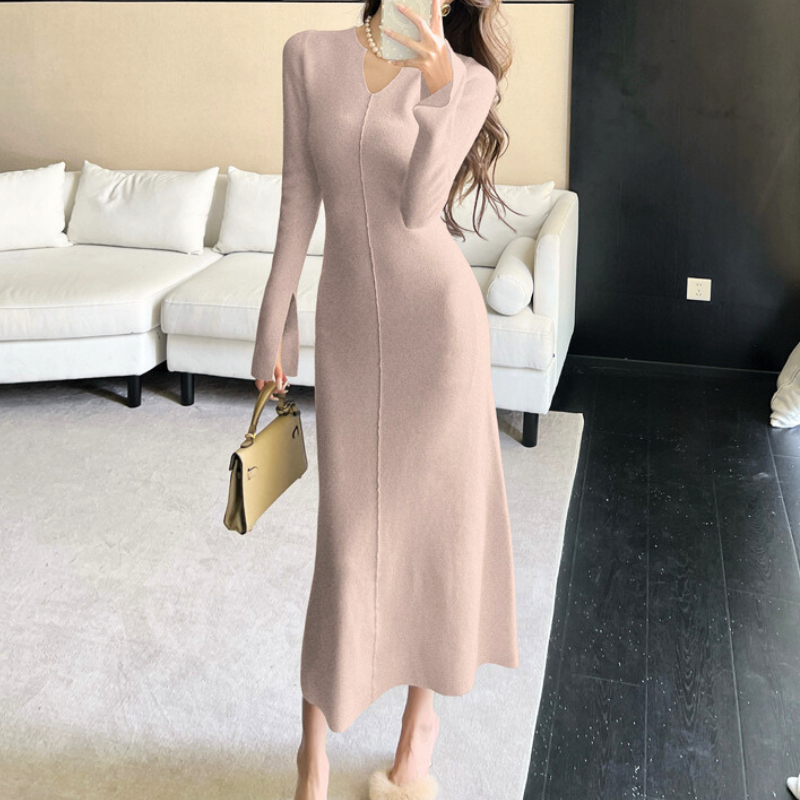 美くびれラインが際立つVネックベージュワンピース|デート服にも◎