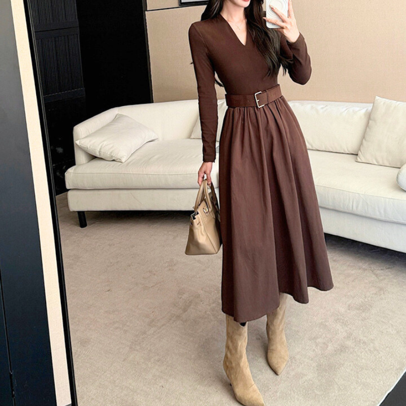ベルトでくびれを強調したブラウンワンピース 上品な秋冬モテコーデ