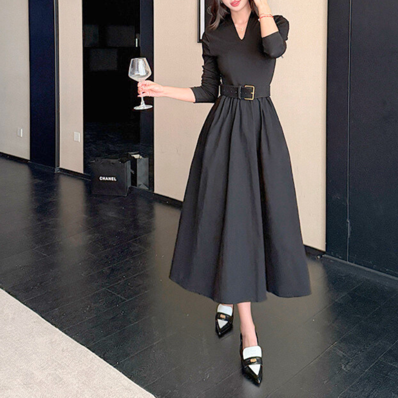 ウエストベルトで細見えするVネックブラックワンピース