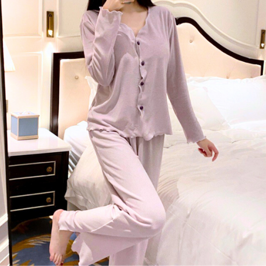 スリット入りパンツを前から撮影し、足さばきの良さと上品なフリルを強調するパープルカラー