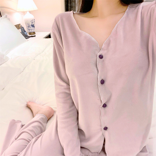 胸パッド付きパープルトップスを前から撮影し、ふんわりとしたベロア素材感を見せる