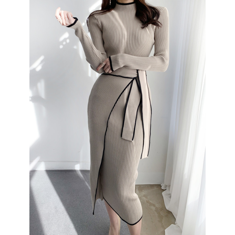 リブ素材がボディラインを程よく強調するベージュラップワンピース