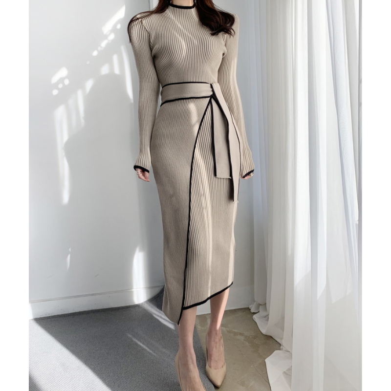 全身コーデ例でベージュラップワンピースをヒールと合わせ、大人セクシーを引き立てたスタイリング