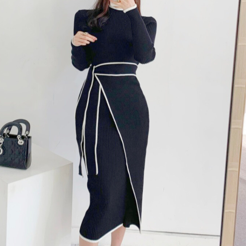 ブラックのバイカラーリブニットラップワンピースを正面から撮影し、モックネックが上品な印象