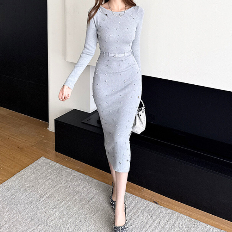 30代女性に人気のビジュー付きニットワンピース 華やかで上品な印象