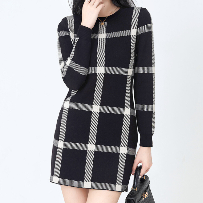 落ち着いた黒チェックのワンピースで上品な大人カジュアルスタイル