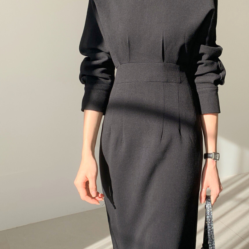 腰位置のタックが印象的なブラックワンピのアップ