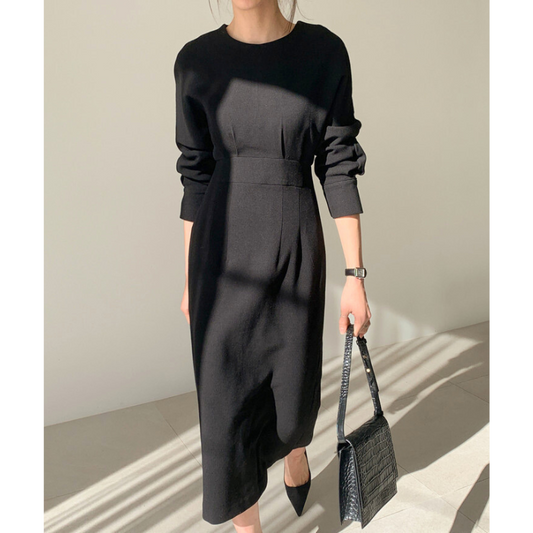 ブラックのカットソーワンピースを正面から着た女性