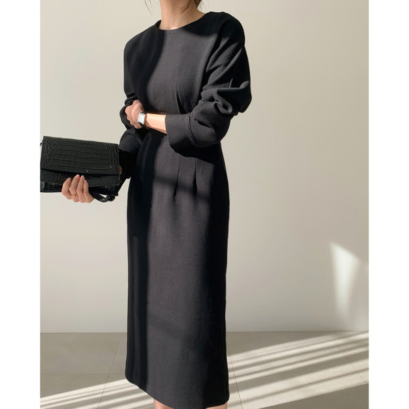 日差しの入る部屋でブラックを着こなす女性