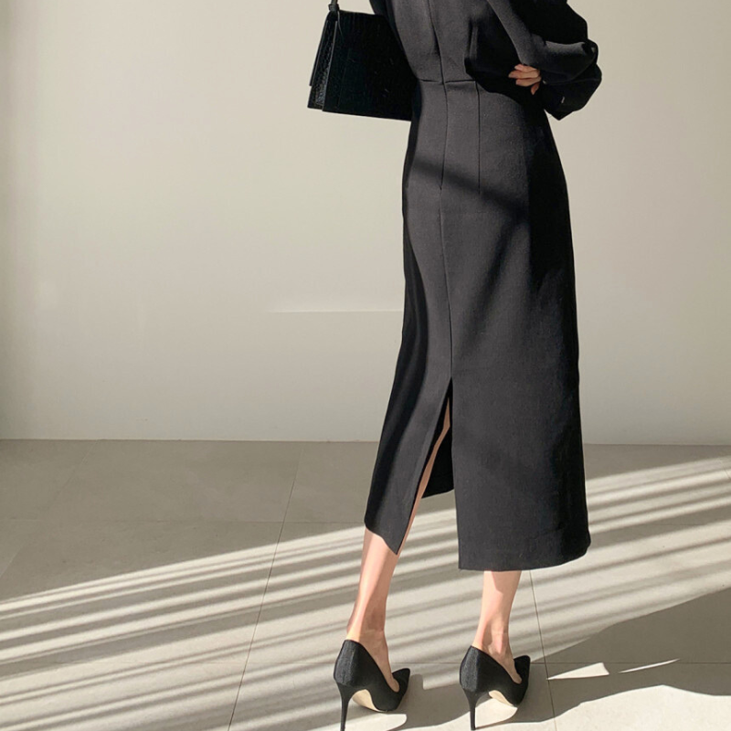 ウエストを強調したブラックコーデのサイドショット