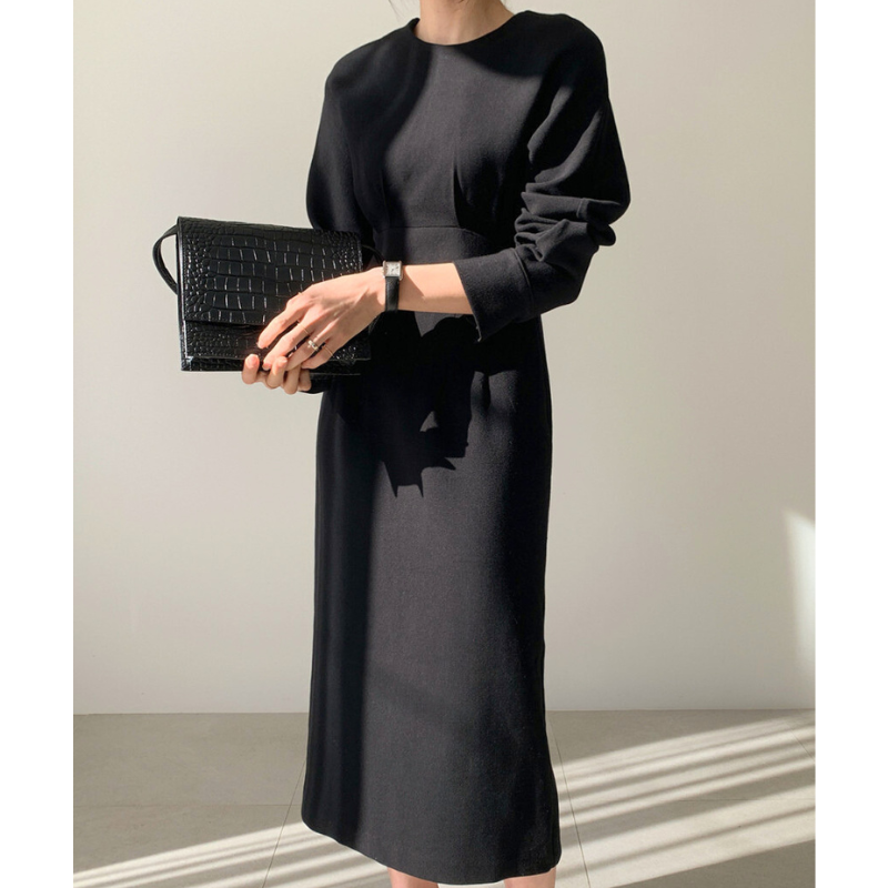 バッグを持ったシンプルなブラックワンピコーデ