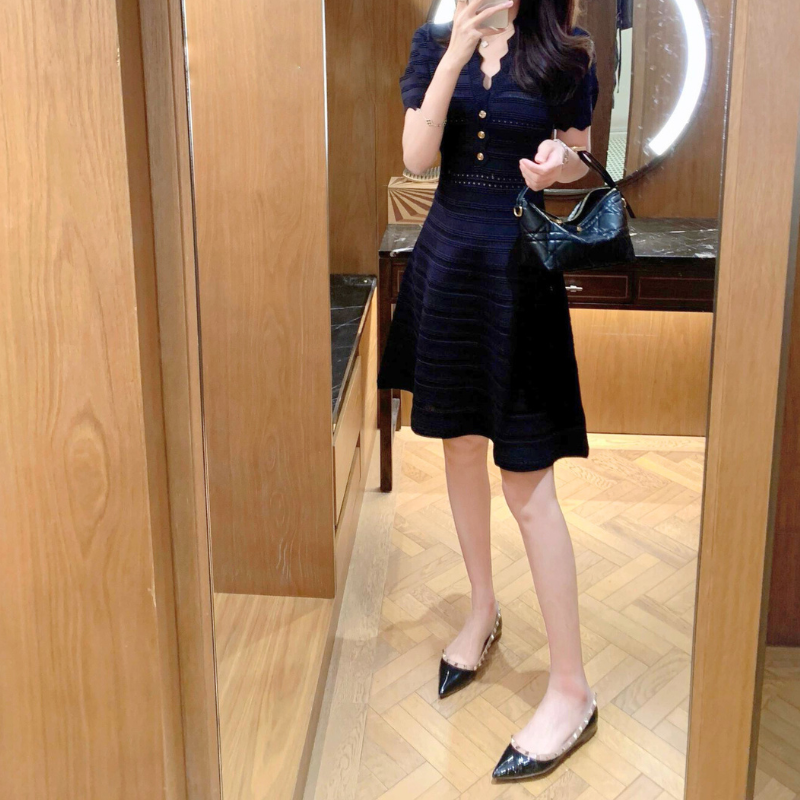 シルエットが美しい黒のスカラップニットワンピース