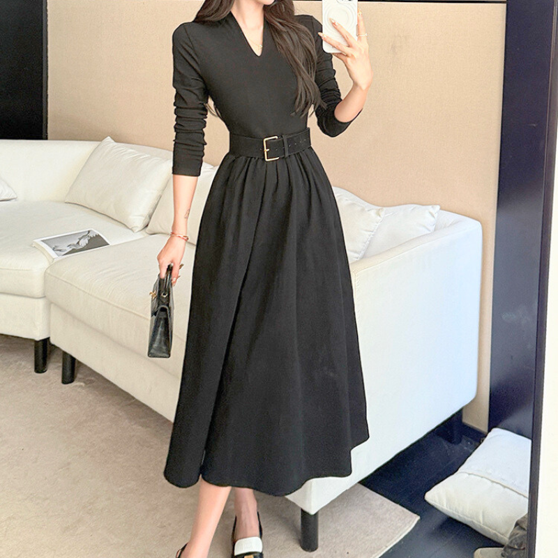 黒のフレアワンピースで好印象に決まる大人のデート服