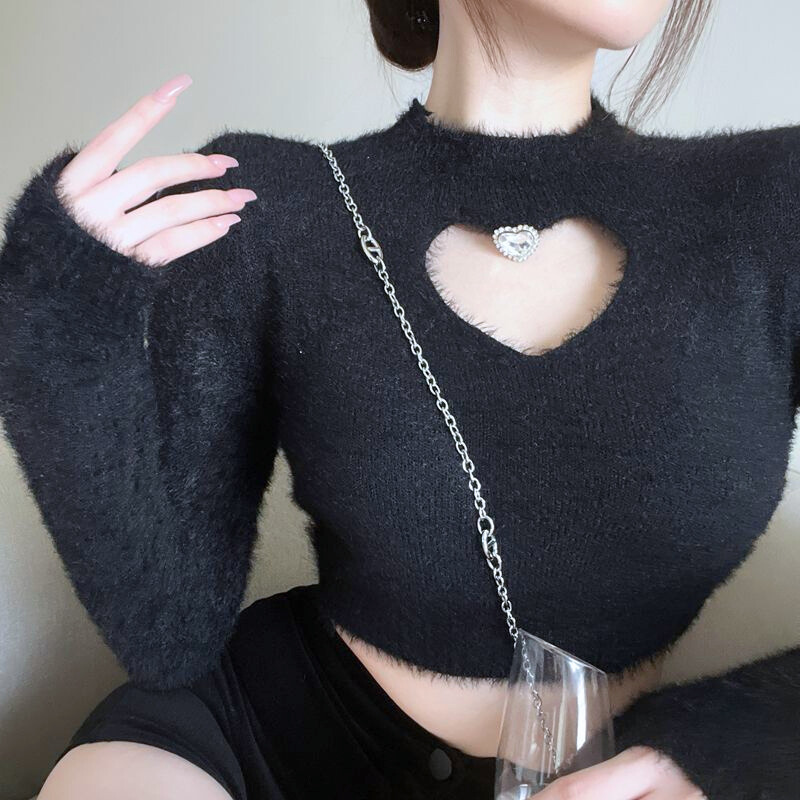 ふわもこ素材が魅力の黒ハートカットニット デートにぴったりなモテ服
