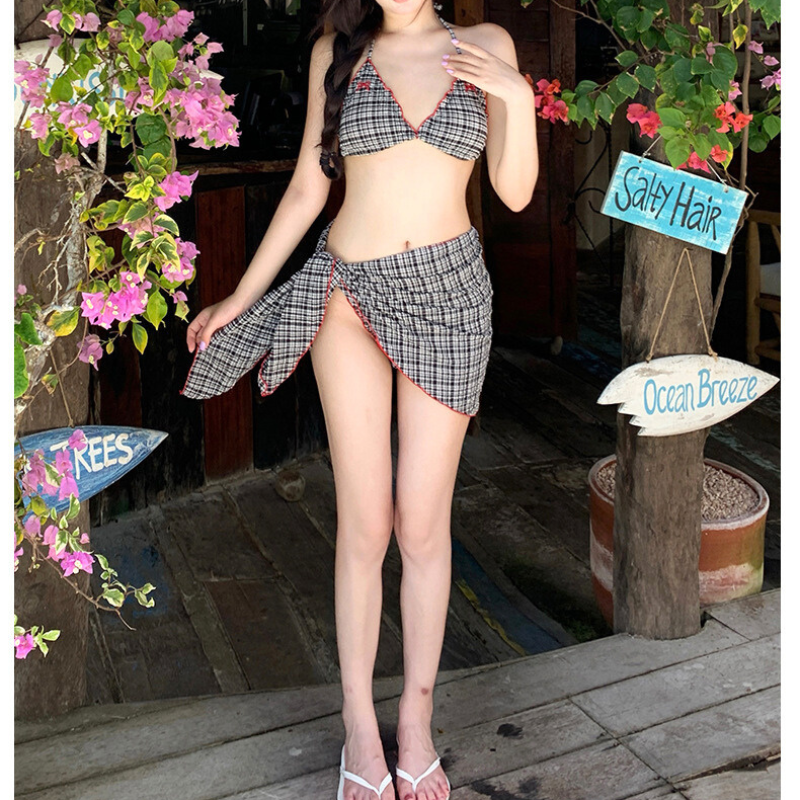 ブラック×ホワイトのギンガムチェックビキニ パレオ付き3点セット 全身ショット