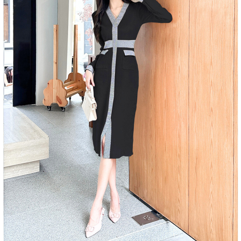 ブラック×グレー配色が洗練された印象の大人ニットワンピース。