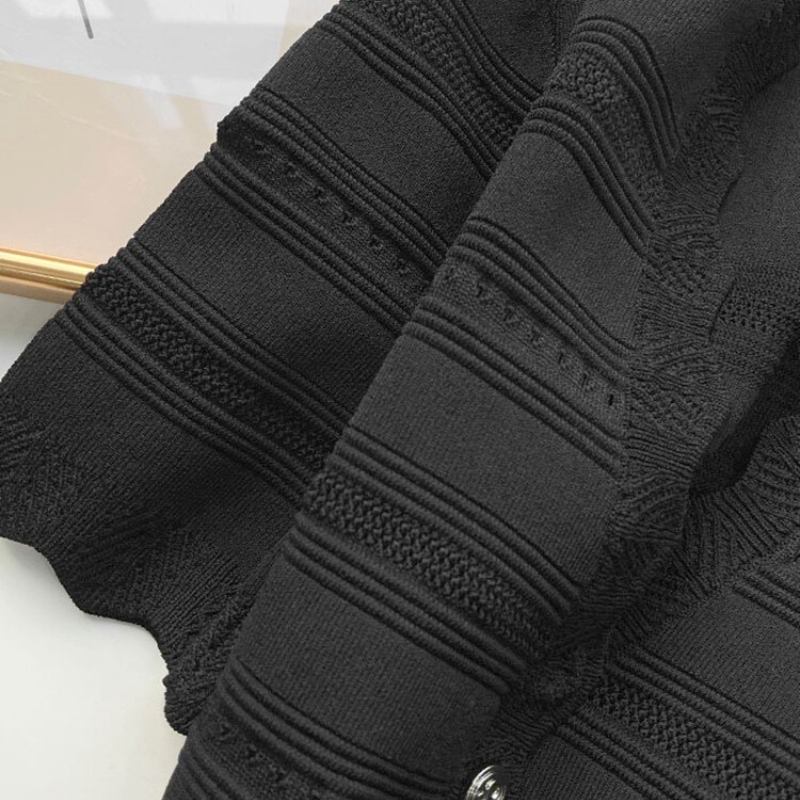 透け感のないしっかり編みの夏用黒ニットワンピース生地感