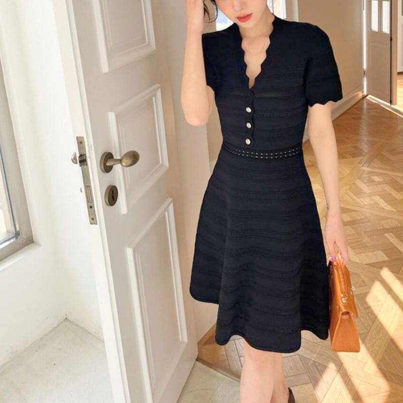 自然光の中で映えるブラックフレアワンピースの着用イメージ