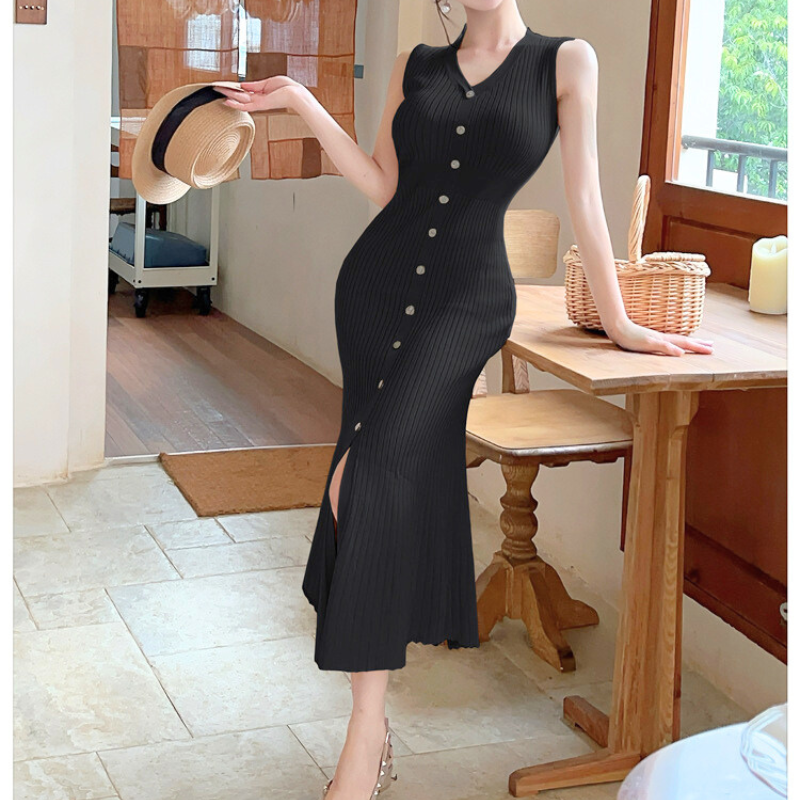 ハットと合わせた夏のリゾート風コーデ/黒ニットワンピース