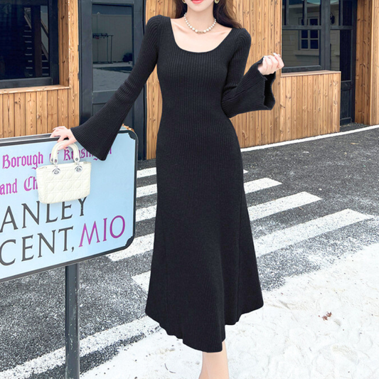 ブラックのニットワンピース×ホワイトブーツコーデ|美脚見えコーデ