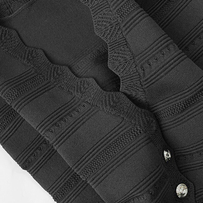 立体編みが美しいブラックニット素材の質感アップ