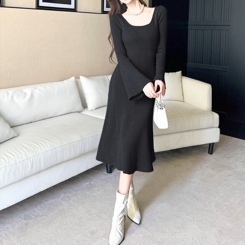 ブラックのリブニットワンピース|30代女性の冬のデート服に最適