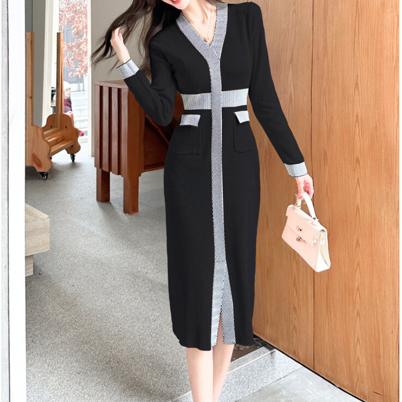 ブラックの配色ニットワンピース。大人っぽく色気を感じさせるデートスタイル。