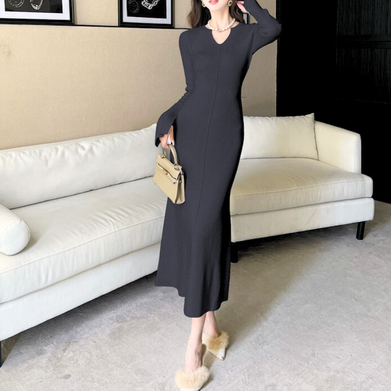 ブラックのマーメイドワンピースで魅せる上品なシルエット